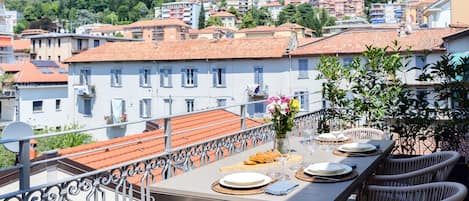Apartamento | Restaurante al aire libre