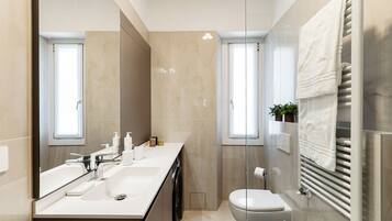 Apartemen | Kamar mandi | Shower, perlengkapan mandi gratis, pengering rambut, dan kloset