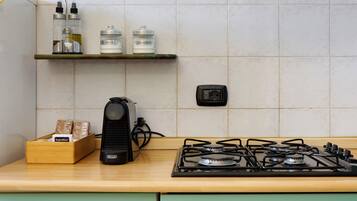 Frigorífico, placa de cocina, hervidor eléctrico y utensilios de cocina