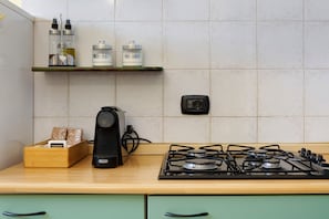 Jääkaappi, liesi, vedenkeitin, keittoastiat/astiat/ruokailuvälineet