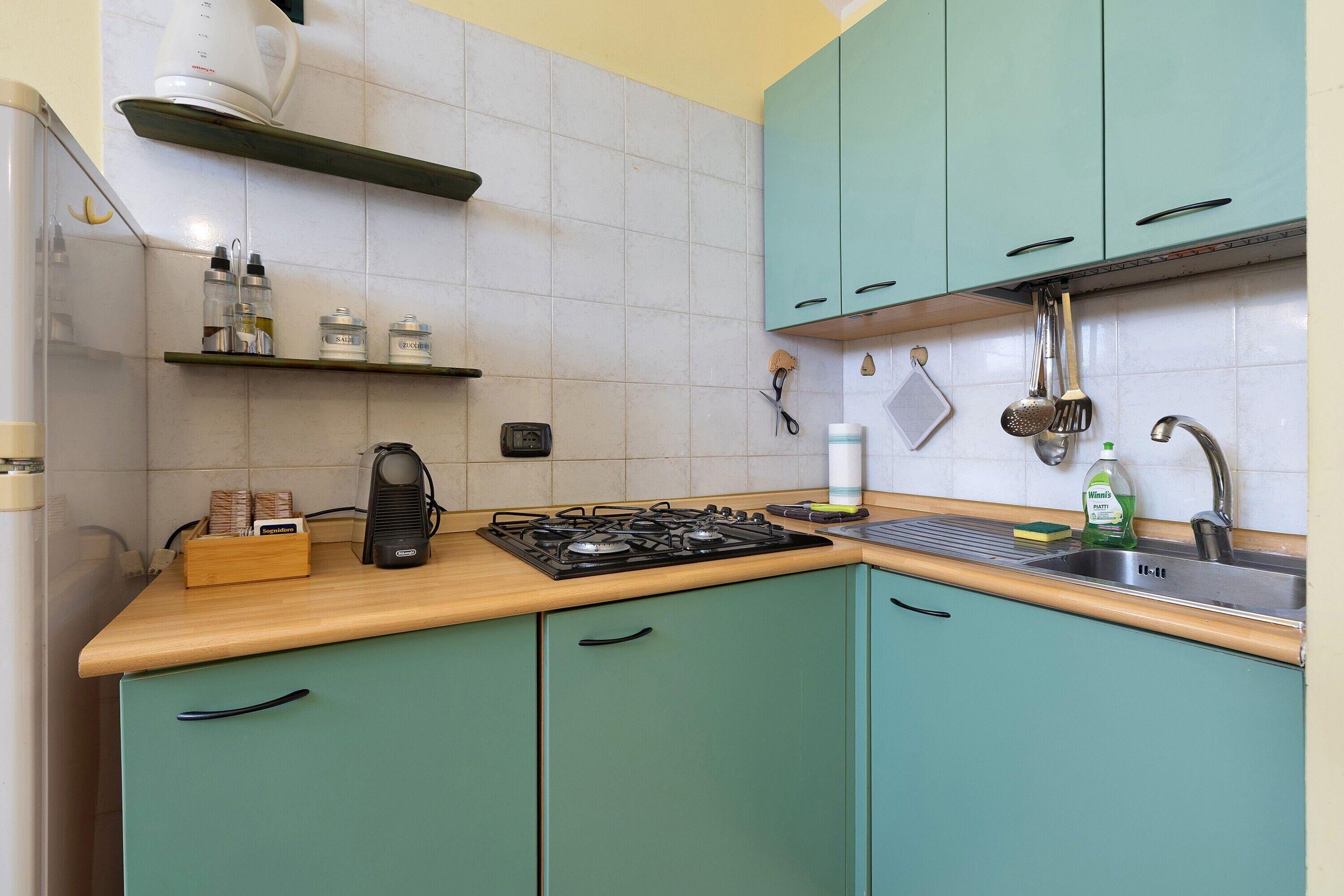 Frigorífico, placa de cocina, hervidor eléctrico y utensilios de cocina