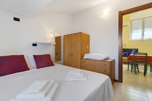 Apartment 'Piandanna Rooms' near Clinics