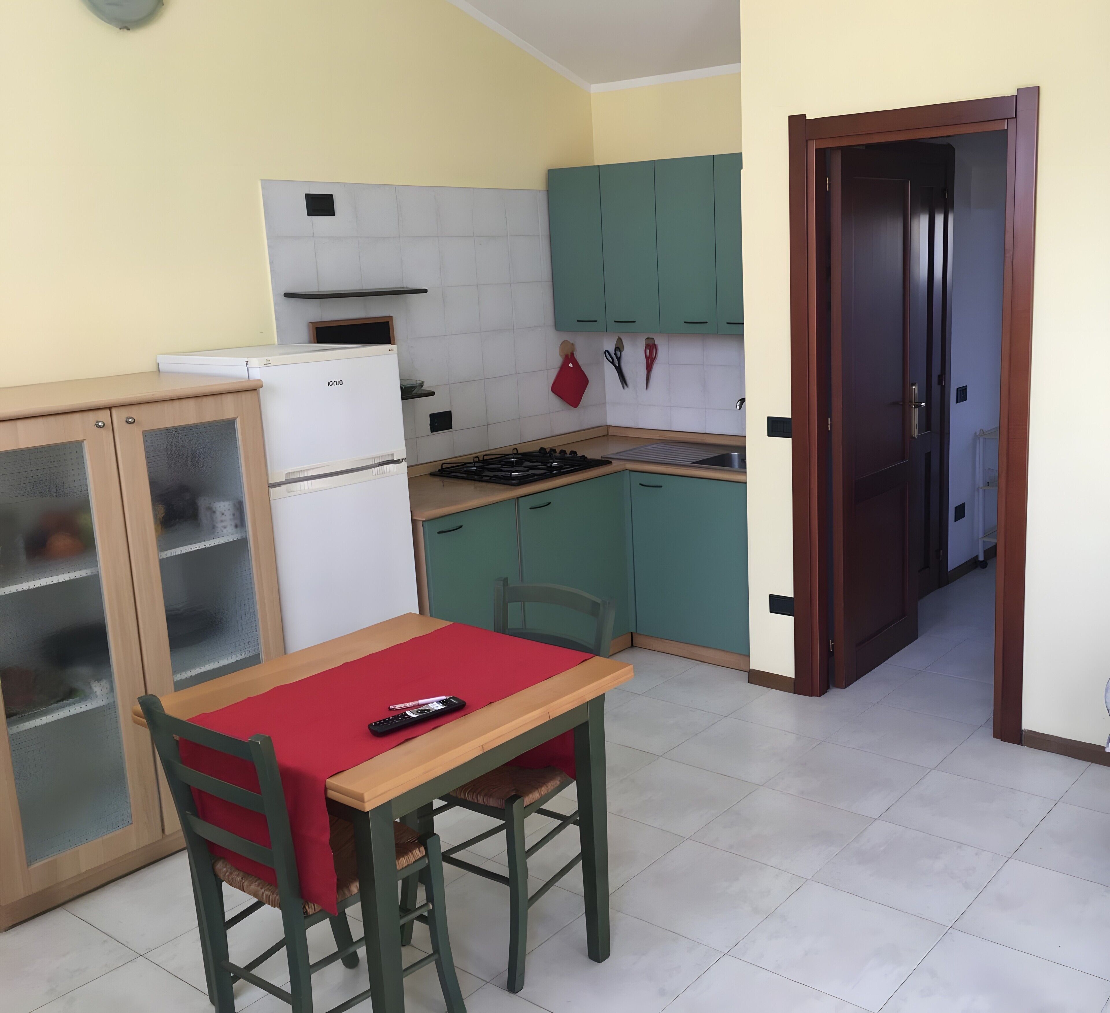 Refrigerador, parrilla de estufa y tetera eléctrica 