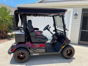 Un golf cart parcheggiato di fronte a un garage.