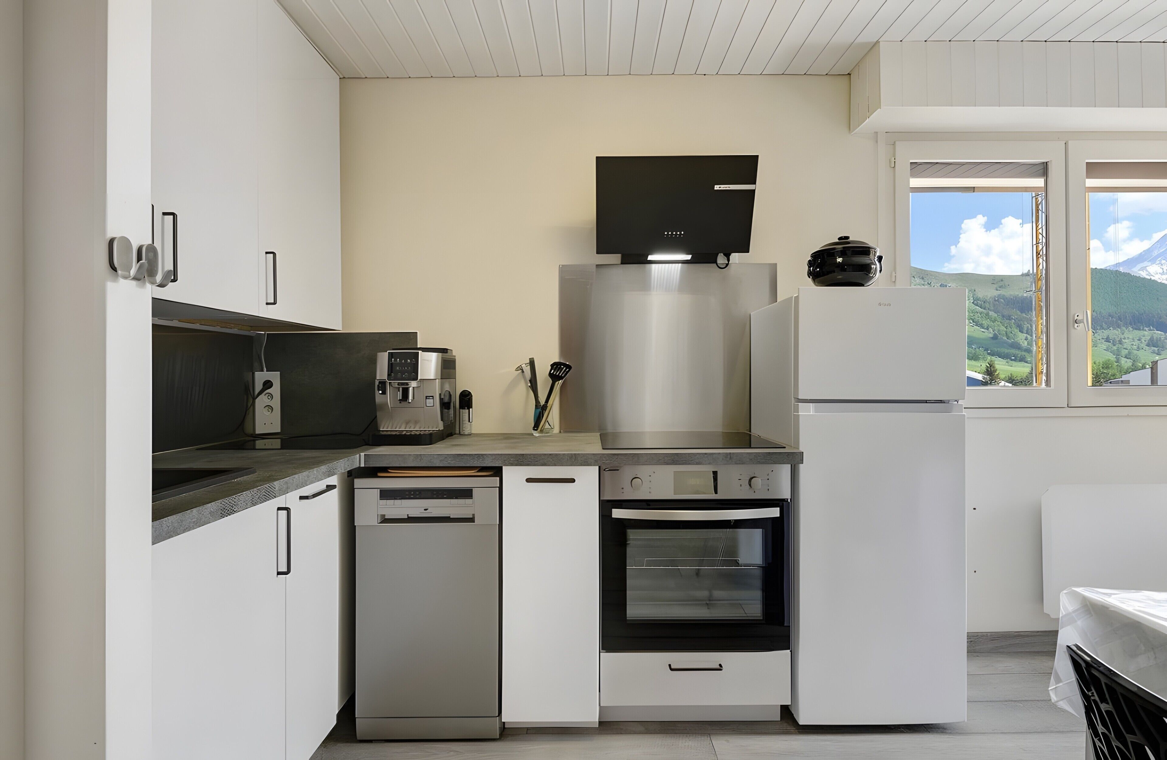 Coffee/tea maker, fridge, microwave, oven