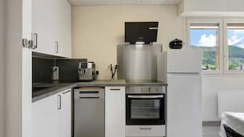 Coffee/tea maker, fridge, microwave, oven