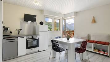 Coffee/tea maker, fridge, microwave, oven