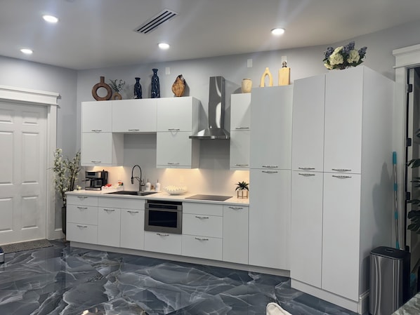 Microwave, stovetop, cookware/dishes/utensils
