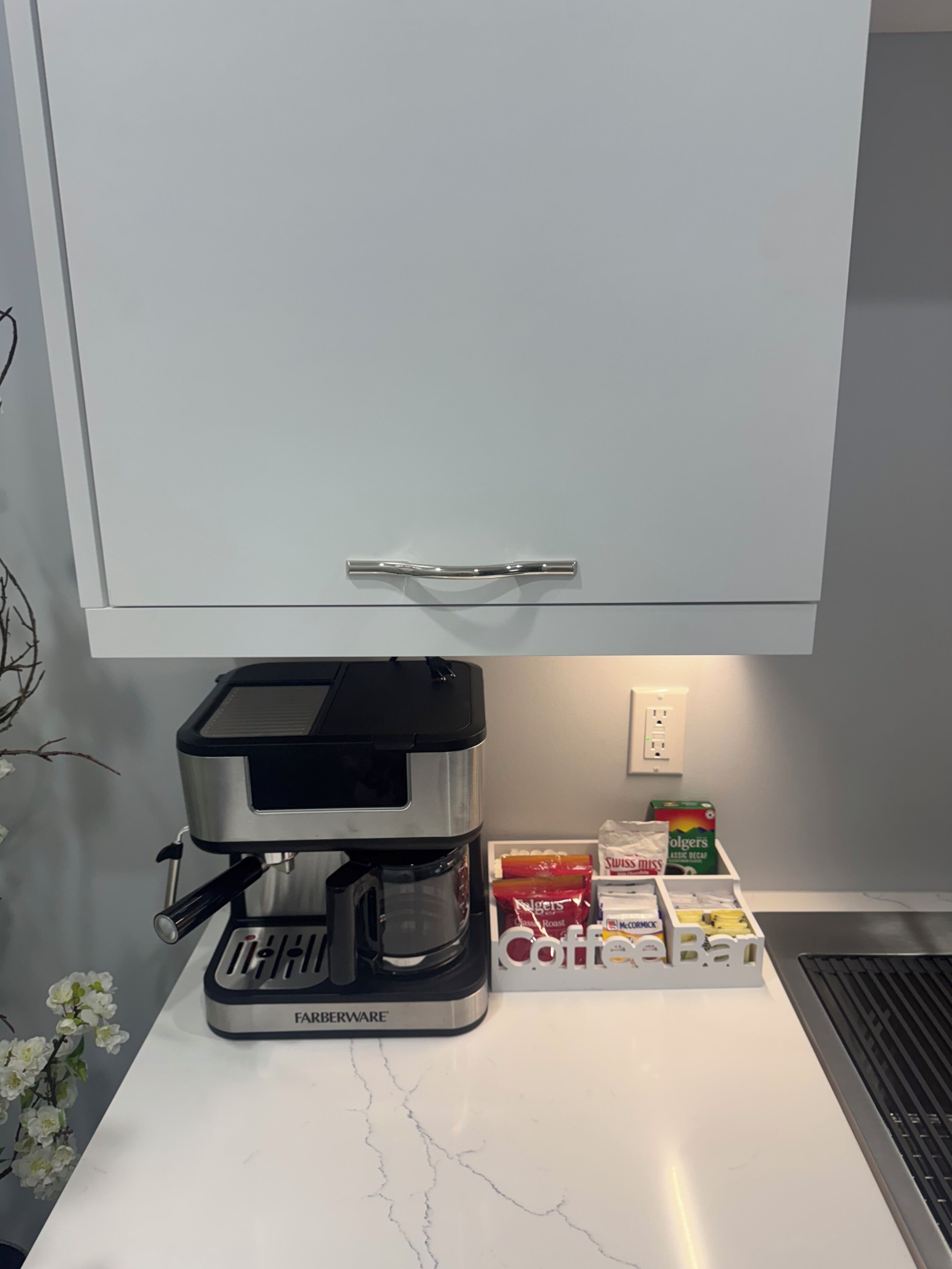 Microwave, stovetop, cookware/dishes/utensils
