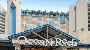 Ocean Reef-bygningen med en markant zigzag-taglinje og et skilt over indgangen.