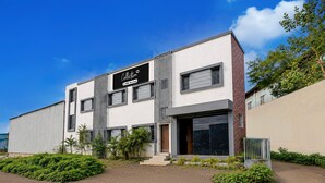 Un edifici modern amb un cartell que diu 'Collection OYO-Serviced'.