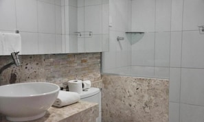 Comfort tweepersoonskamer, balkon, uitzicht op tuin | Badkamer