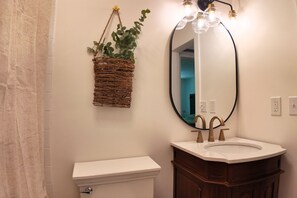 Serviettes fournies, savon, papier toilette