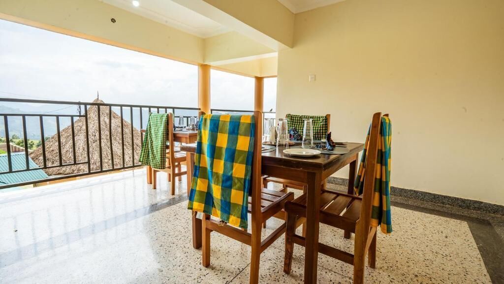 Habitación Deluxe con 1 cama doble o 2 individuales, balcón, vistas a la montaña | Restaurante al aire libre