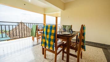 Habitación Deluxe con 1 cama doble o 2 individuales, balcón, vistas a la montaña | Restaurante al aire libre