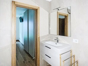 Bathroom - Lovely apartment for 6 people with hot tub, WIFI, TV, patio and panoramic view (Massimeno)