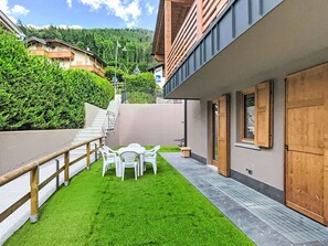 Outdoor dining - Lovely apartment for 6 people with hot tub, WIFI, TV, patio and panoramic view (Massimeno)