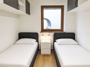 2 bedrooms, travel cot, free WiFi