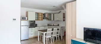 Beautiful apartment for 6 guests with WIFI, hot tub, TV, patio and panoramic view