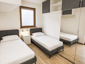 Room - Lovely apartment for 6 people with hot tub, WIFI, TV, patio and panoramic view (Massimeno)