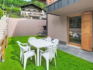 Outdoor dining - Lovely apartment for 6 people with hot tub, WIFI, TV, patio and panoramic view (Massimeno)