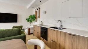 Una cucina moderna con piano cottura integrato, lavello e pensili.
