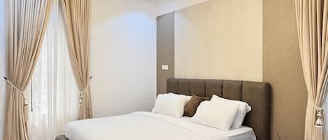 Un dormitorio moderno con una cama grande, un cabecero, una mesita de noche y una lámpara de techo original.