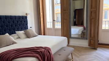 Caixa forta a l'habitació i escriptori