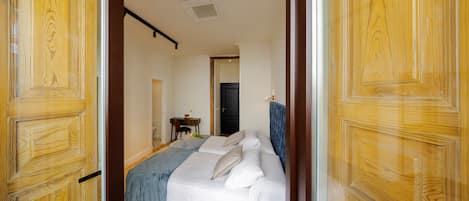 Een hotelkamer met een bed, een bureau en een stoel.