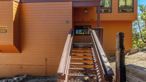 Ein Holzhaus mit einer Treppe, die zu einem Eingang führt.