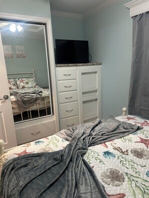 Room - Cozy 1-bedroom tiny home in resort setting (Citra)