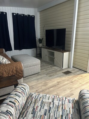 Living area - Cozy 1-bedroom tiny home in resort setting (Citra)
