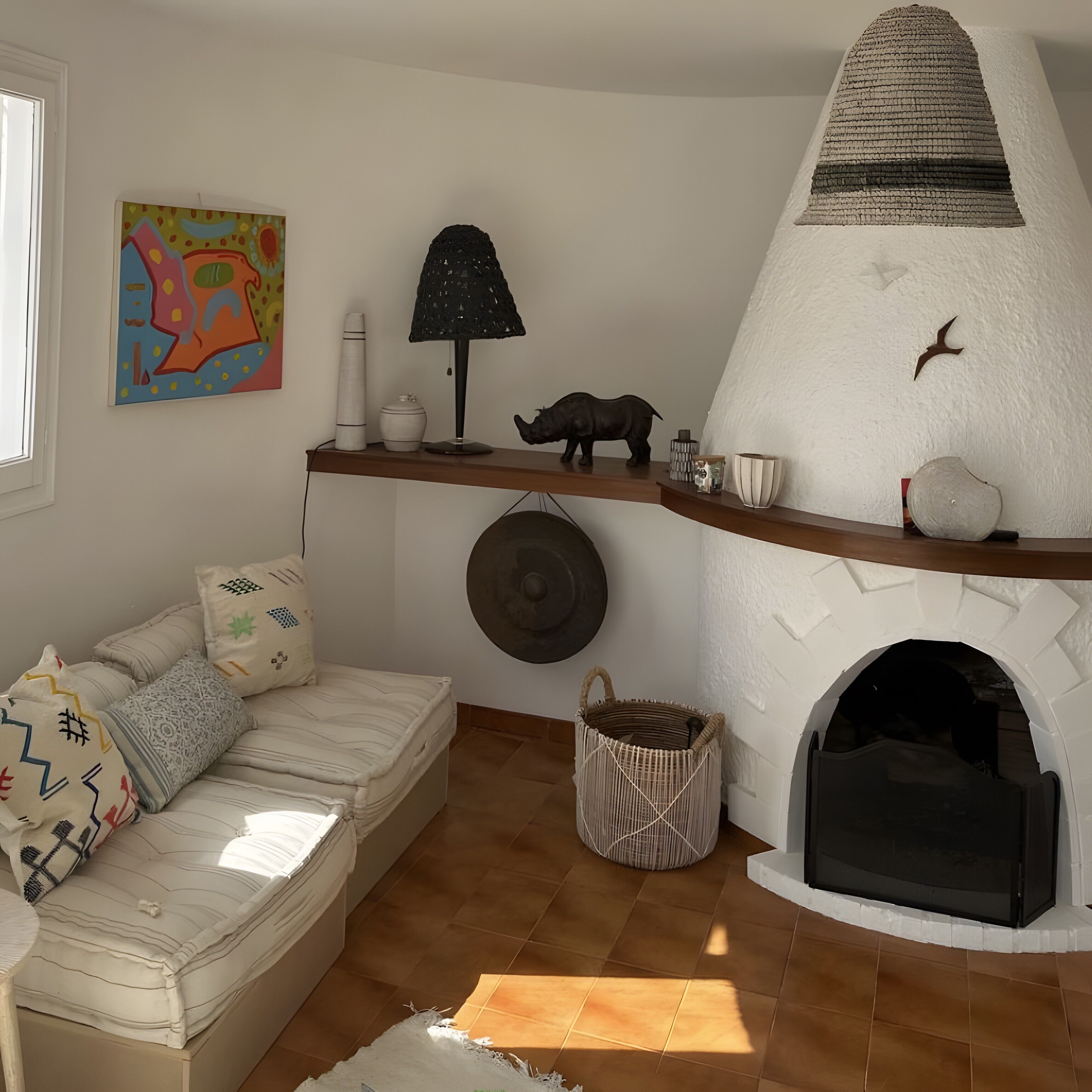 Una televisión, una chimenea
