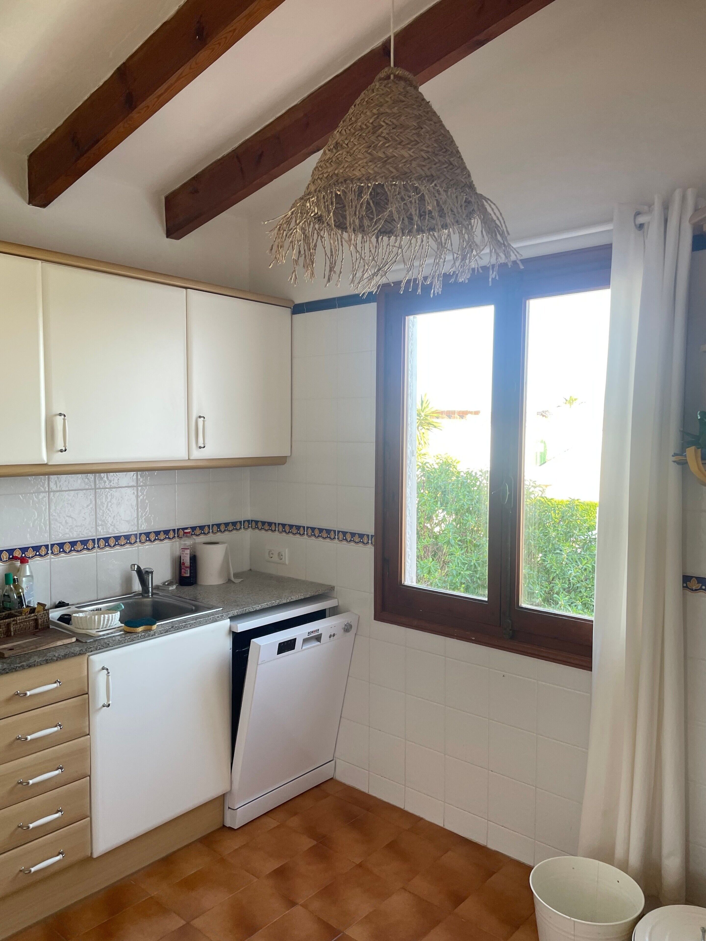 Cafetera o tetera, frigorífico, microondas y placa de cocina