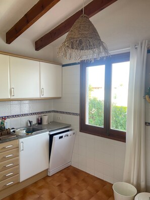Coffee/tea maker, fridge, microwave, stovetop