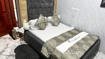 Quarto casal clássico, sacada, vista para a cidade | Ferros/tábuas de passar roupa, Wi-Fi de cortesia