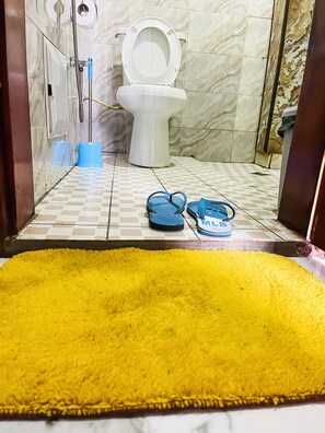 Doppia Executive, balcone, vista città | Bagno | Vasca, asciugamani, sapone, carta igienica