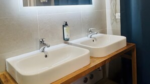 A bathroom with two sinks, a mirror, and a shower curtain. - Room 'Ca Pisani Su Canal Grande Azzuro' with Wi-Fi (Venice)
