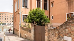 A narrow alleyway with a brick wall on one side and a building with a brown facade on the other. - Room 'Ca Pisani Su Canal Grande Azzuro' with Wi-Fi (Venice)