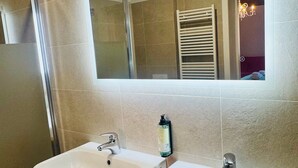 A bathroom with two sinks, a mirror, and a towel rack. - Room 'Ca Pisani Su Canal Grande Azzuro' with Wi-Fi (Venice)