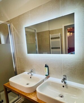 A bathroom with two sinks, a mirror, and a towel rack. - Room 'Ca Pisani Su Canal Grande Azzuro' with Wi-Fi (Venice)
