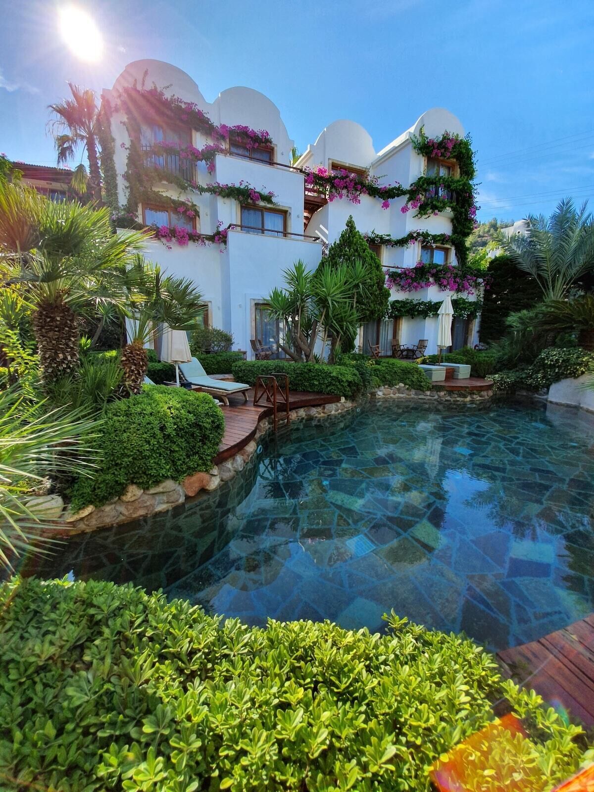 Una piscina al aire libre