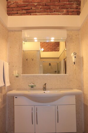 Shower, hair dryer, towels, soap - Munahan Hotel Bodrum (Bodrum)