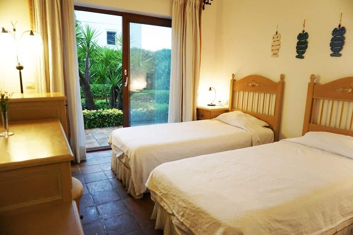 Habitació doble o amb dos llits individuals estàndard, pati, vistes al jardí | Wifi gratuïta 