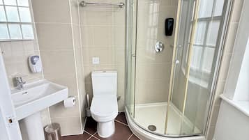 Classic Double Room | Bathroom | Combined shower/tub, towels