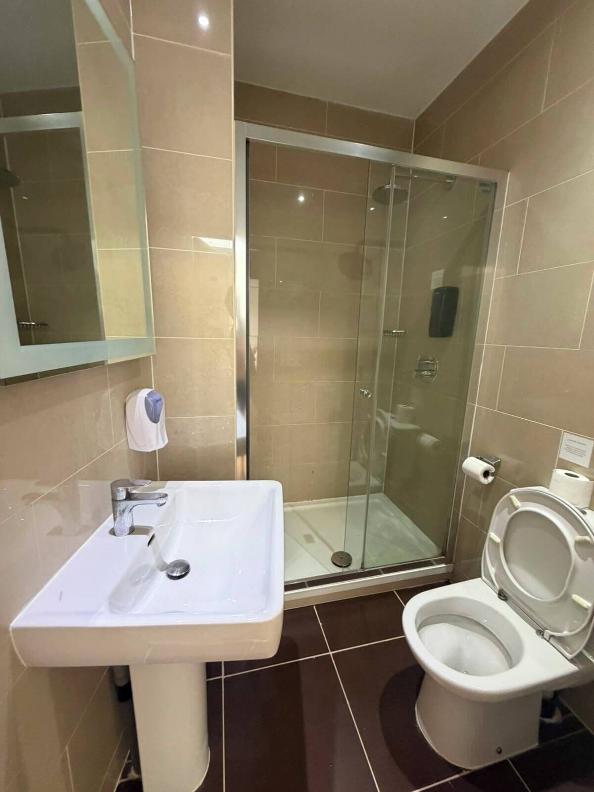 Singola Basic | Bagno | Combinazione doccia/vasca, asciugamani