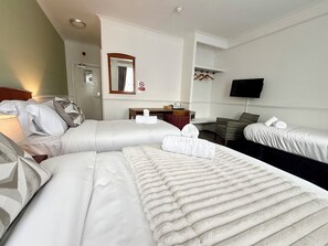 Quarto triplo família | Wi-Fi de cortesia, roupa de cama