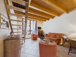 A cozy living room with a wooden ceiling, a sofa, a coffee table, and a TV. - 350 m from the Main Beach - House 4 adt/ 2 chd (Les Sables-d´Olonne)