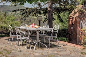 Outdoor dining - Panoramic studio apartment in the heart of Chianti with a pool and olive oil tasting (Toscana)