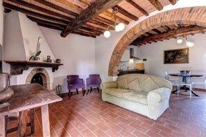 Living area - Panoramic studio apartment in the heart of Chianti with a pool and olive oil tasting (Toscana)